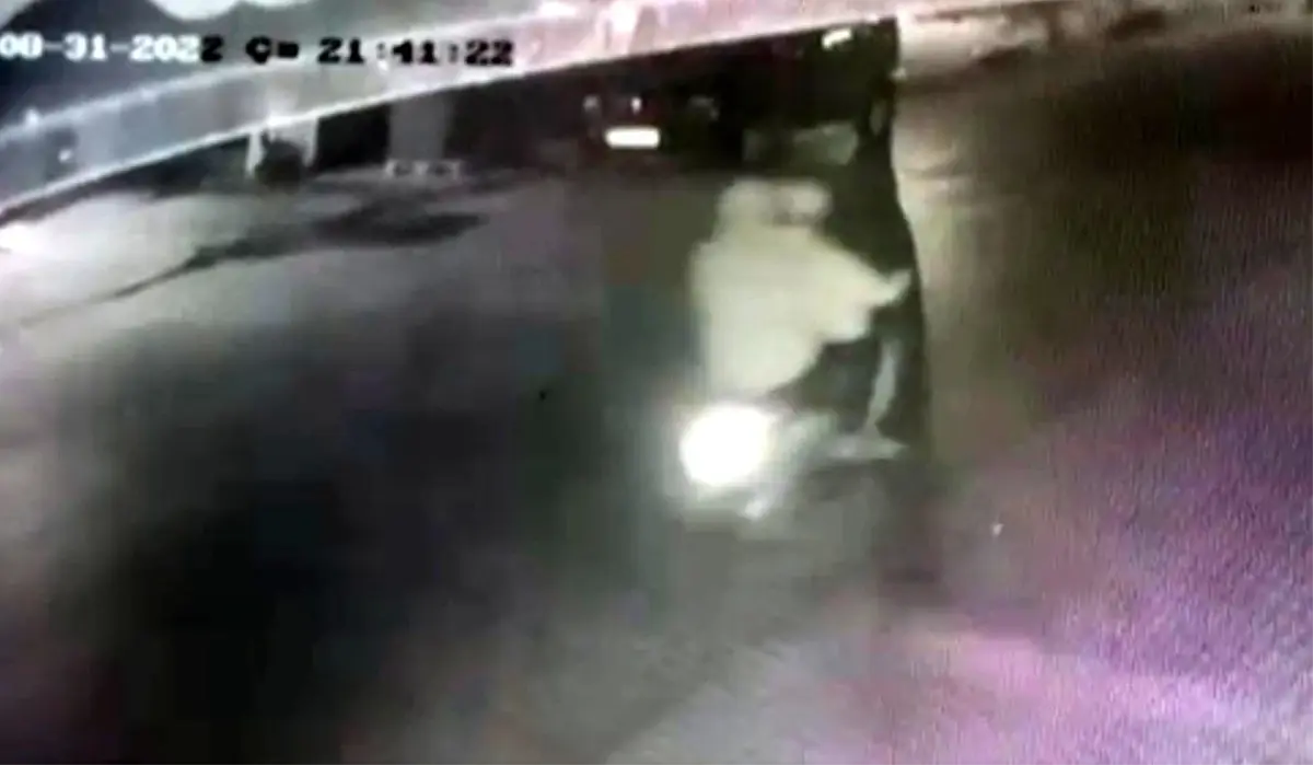 Husumetlisinin evine ateş açarken yanındaki arkadaşını vurdu