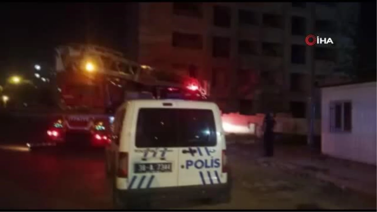 İnşaata çıkan 2 arkadaşı polis ikna etti