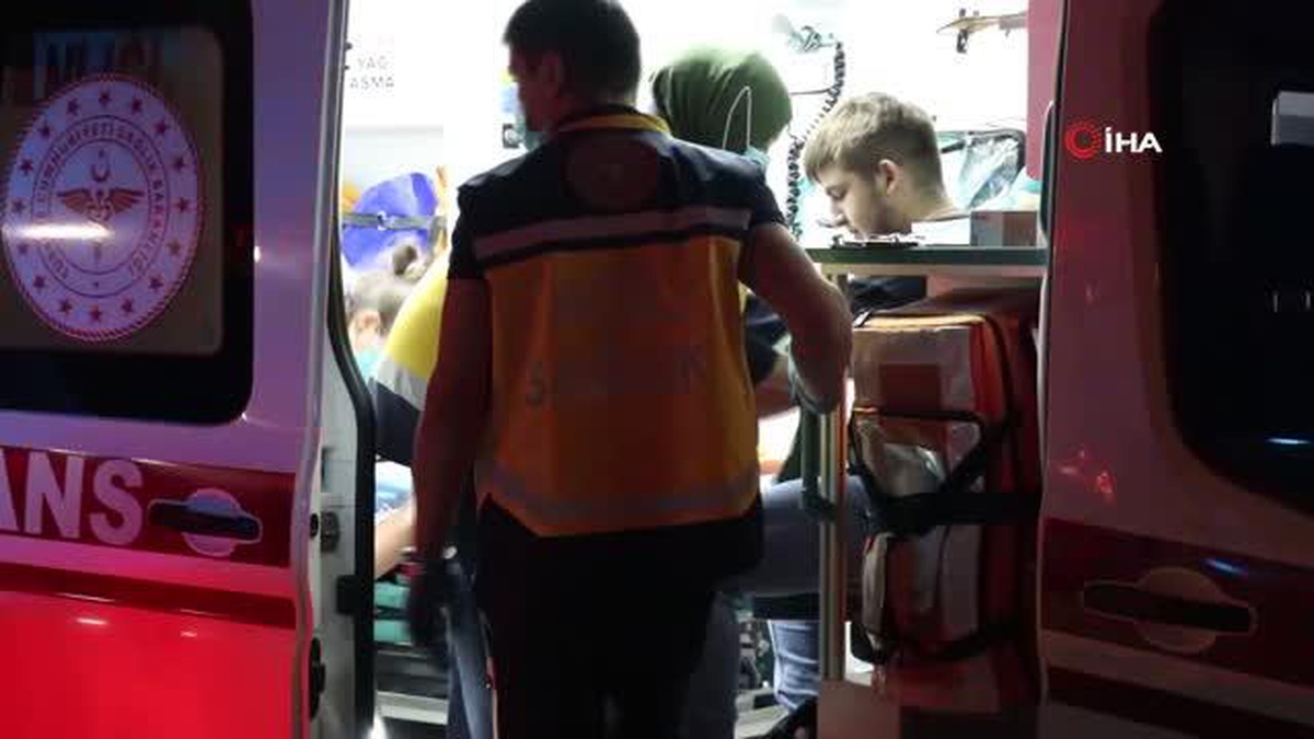 İşçi minibüsüne çarpan otomobil bariyerlere çıktı: 1 yaralı