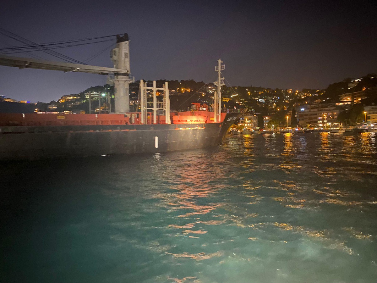 Ukrayna\'dan gelen gemi karaya oturdu! İstanbul Boğazı\'nda gemi trafiği bir süreliğine durduruldu