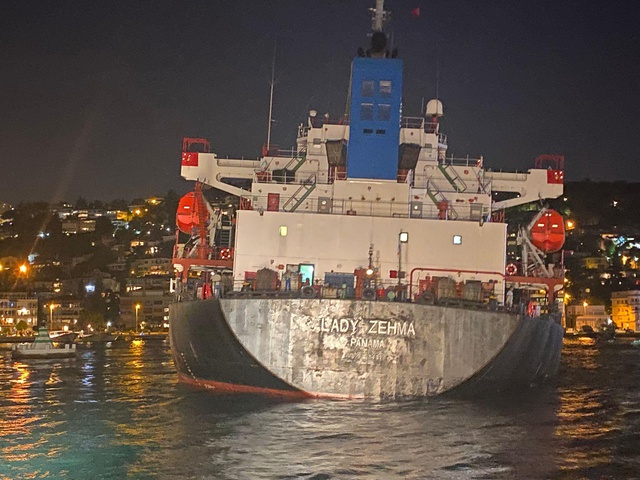 İstanbul Boğazı'nda gemi trafiği askıya alındı İstanbul Boğazı'nda gemi trafiği askıya alındı