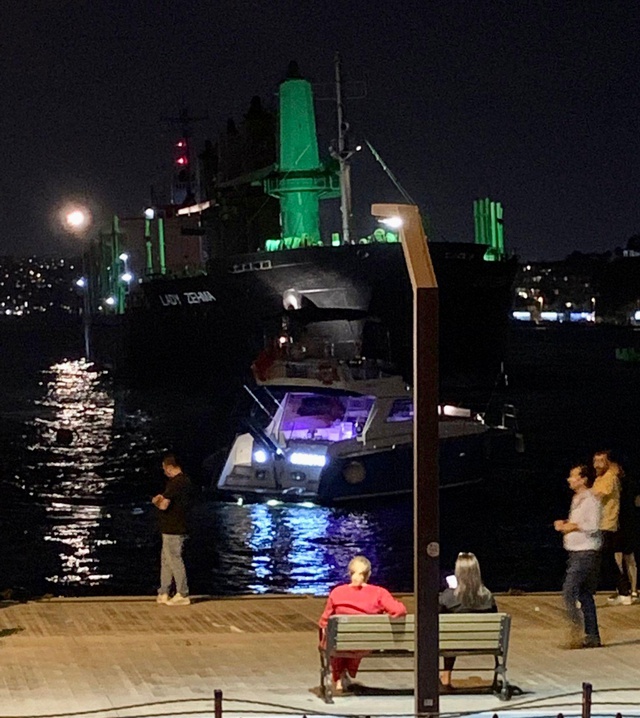 İstanbul Boğazı'nda gemi trafiği askıya alındı İstanbul Boğazı'nda gemi trafiği askıya alındı