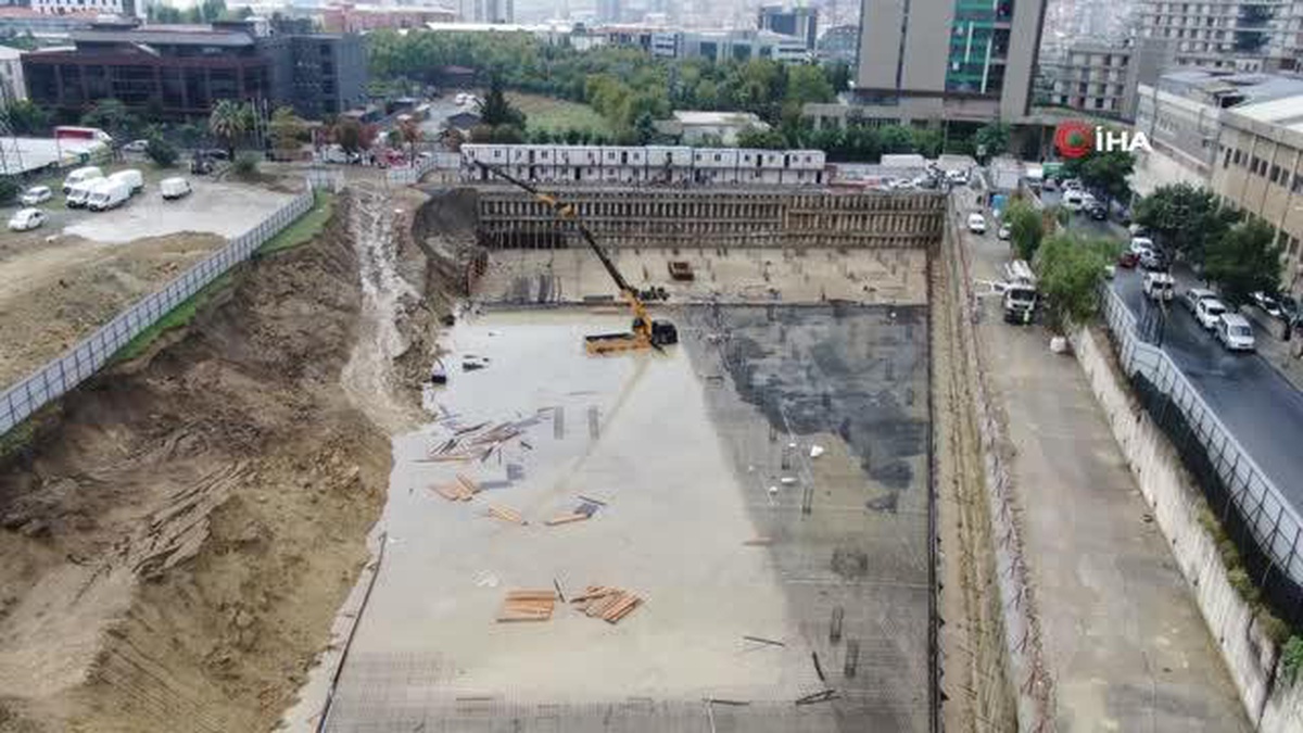 İstanbul\'da aynı şantiyeyi yine su bastı: 1 vinç sualtında kaldı