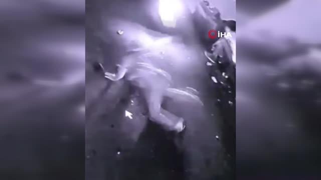 Feci kaza kamerada! Torununun kavgasına bakarken motosiklet çarptı Feci kaza kamerada! Torununun kavgasına bakarken motosiklet çarptı