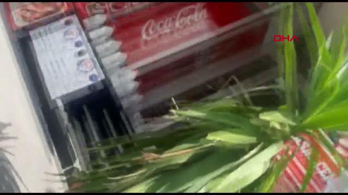 İSTANBUL-ESENYURT\'TA ÇOCUKLARINI GÖRMEYE GELEN ESKİ EŞİNİ SATIRLA TEHDİT EDEN ŞÜPHELİ GÖZALTINA ALINDI