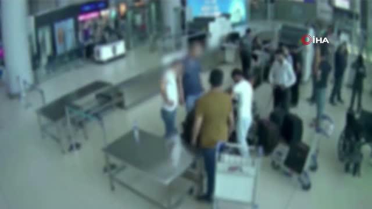 İstanbul Havalimanı\'nda Kıbrıs\'tan gelen yolcuların valizlerinden kaçak tütün ürünleri çıktı