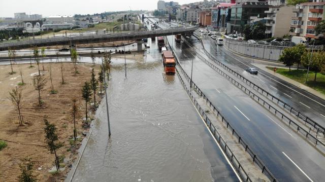 İstanbul sağanağa teslim! Yollar göle döndü, trafik durma noktasına geldi