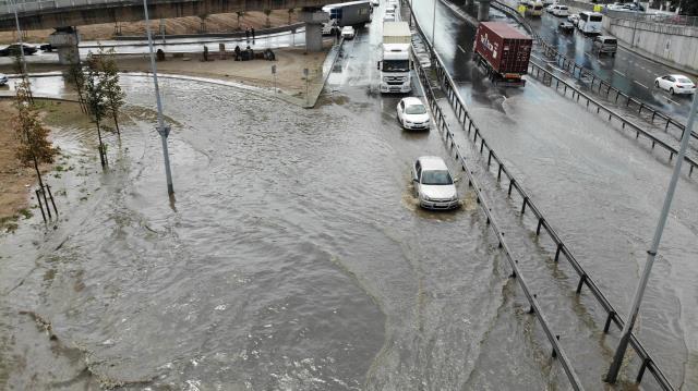 İstanbul sağanağa teslim! Yollar göle döndü, trafik durma noktasına geldi