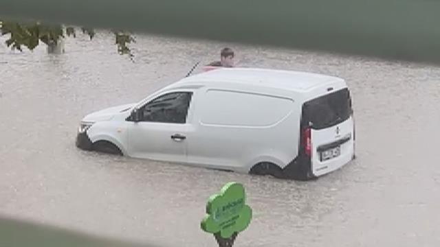 İstanbul sağanağa teslim! Yollar göle döndü, trafik durma noktasına geldi