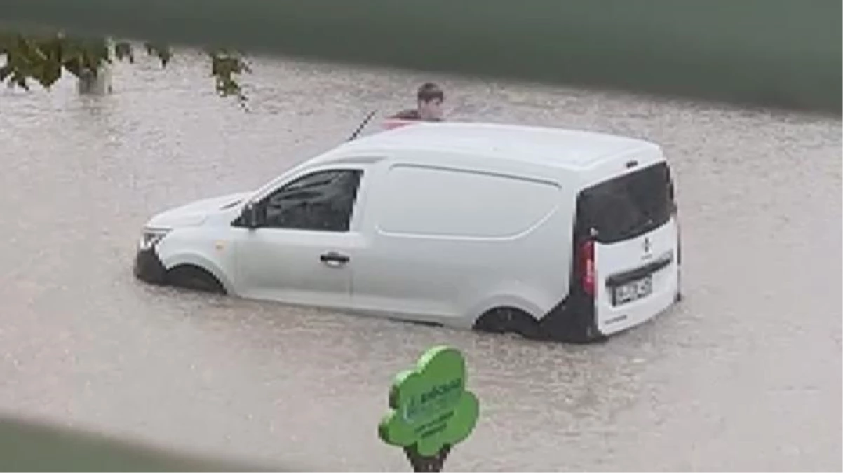 Sağanak yağışın vurduğu İstanbul\'da caddeler su altında kalınca trafik felç oldu