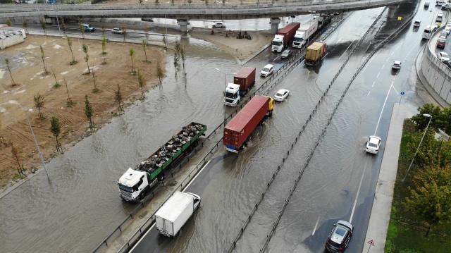 İstanbul sağanağa teslim! Yollar göle döndü, trafik durma noktasına geldi