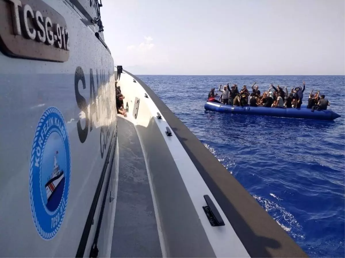 İzmir açıklarında geri itilen 45 düzensiz göçmen kurtarıldı