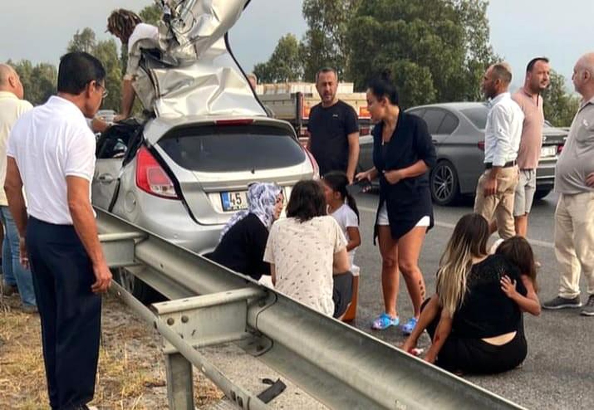 İzmir\'de feci kaza: Anne hayatını kaybetti, 3 çocuk yaralı