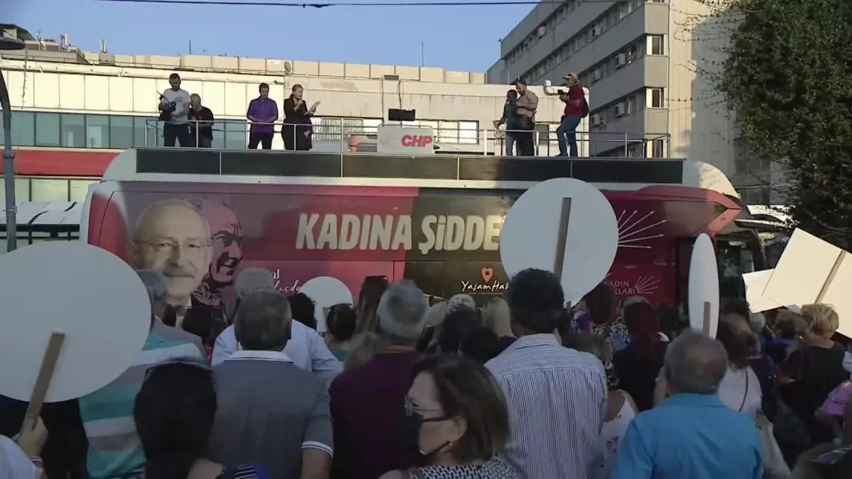 İzmir\'de Kadınlardan "Yalnız Değilsin, Biz Varız" Etkinliği. Nazlıaka: "Kadın Cinayetlerinden Sayı Diye Bahsedenler İlk Seçimde Sandığa Gömülecek"