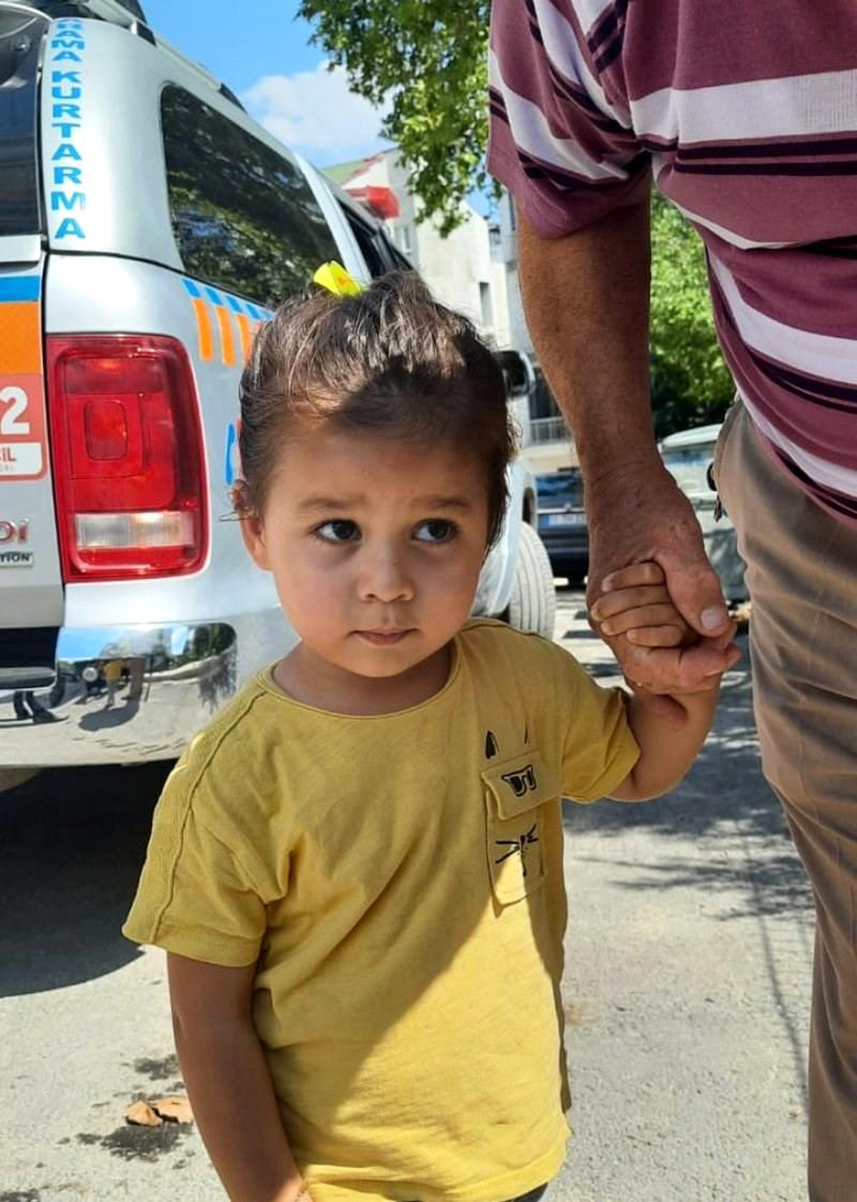 Kafası parmaklıklara sıkışan çocuk kurtarıldı
