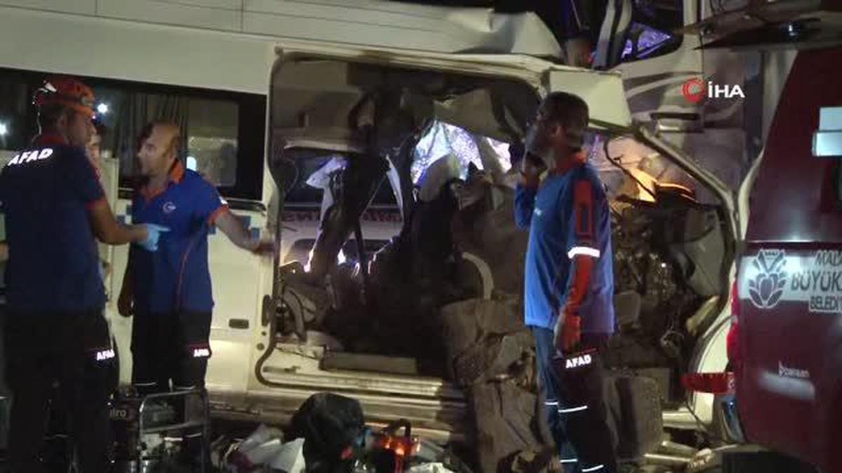 Kamyonla minibüs çarpıştı, çok sayıda ölü ve yaralı var