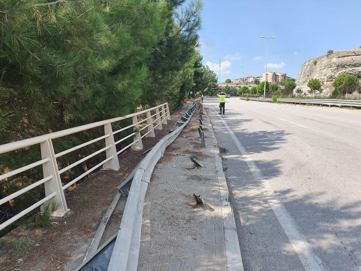 Karabük\'te bariyere çarpan kamyonetteki 2 kişi yaralandı