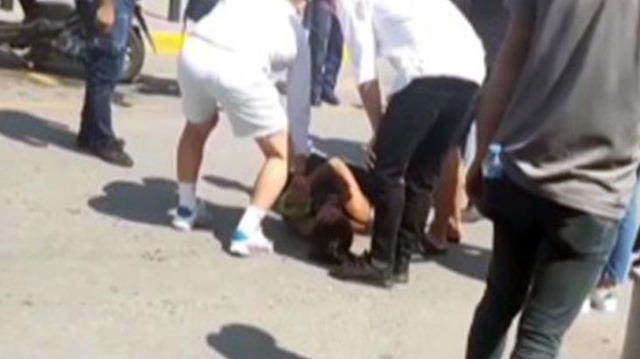 Husumetlileriyle kavga eden şahıs, bıçağı sallarken nişanlısına sapladı Husumetlileriyle kavga eden şahıs, bıçağı sallarken nişanlısına sapladı