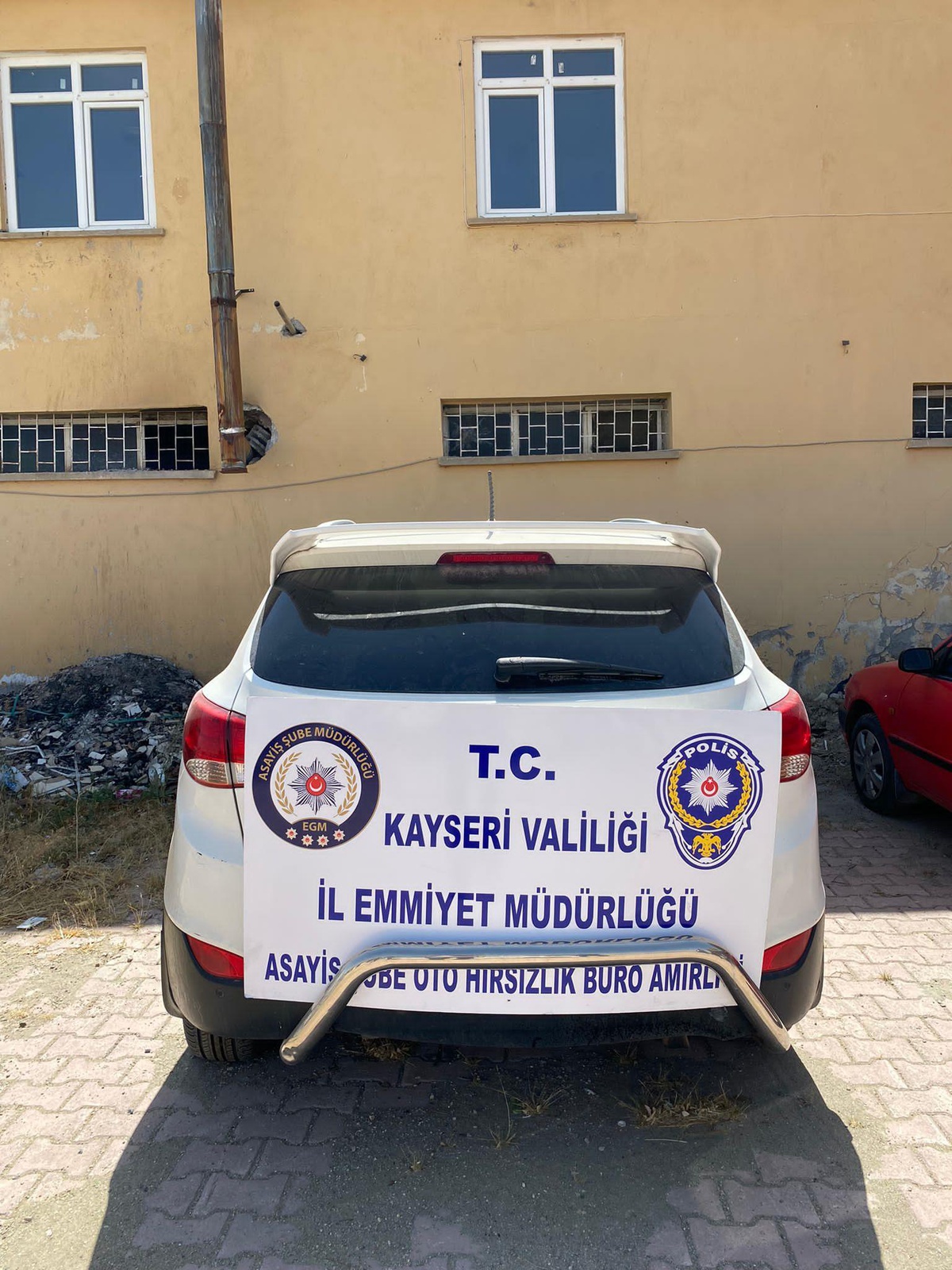 Kayseri\'de çekiciyle çalınan otomobil bulunarak sahibine teslim edildi