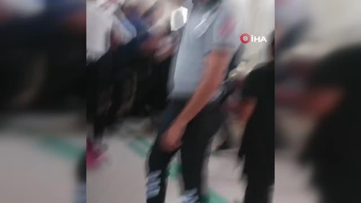Kaza sonrası darp edildiler, tedavi için gittikleri hastanede bıçaklandılar