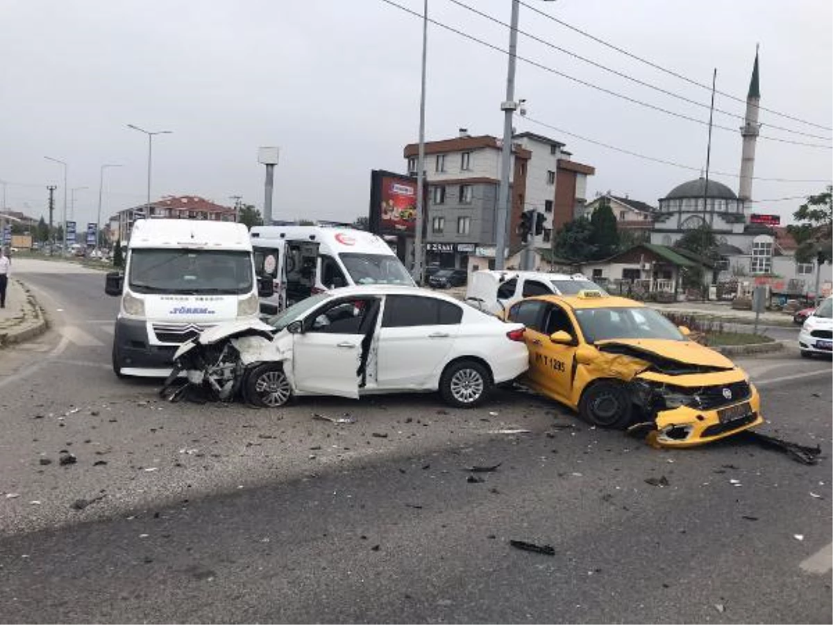 Kırmızı ışıkta geçen otomobil, taksi ve minibüse çarptı: 2 yaralı