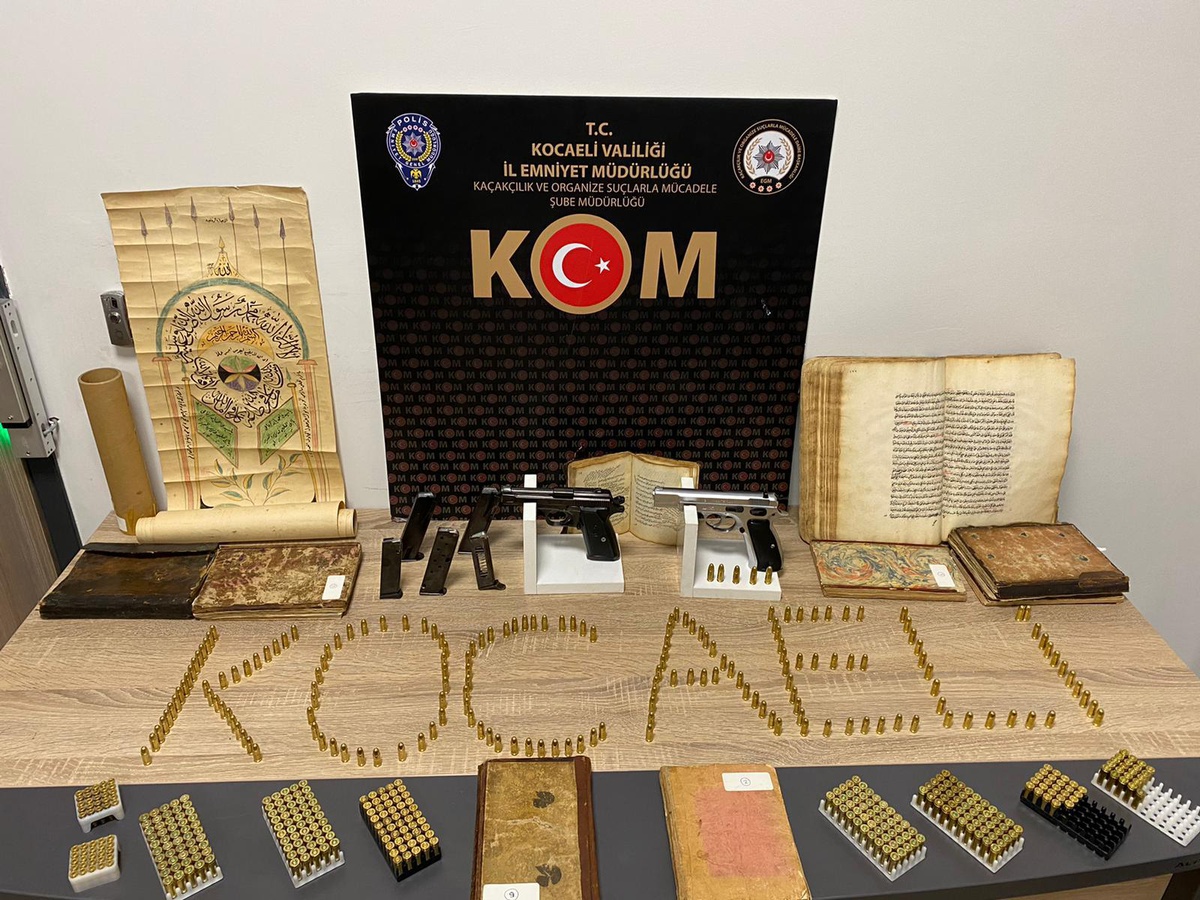 Kocaeli\'de tarihi eser olduğu değerlendirilen kitap ve şecere ele geçirildi