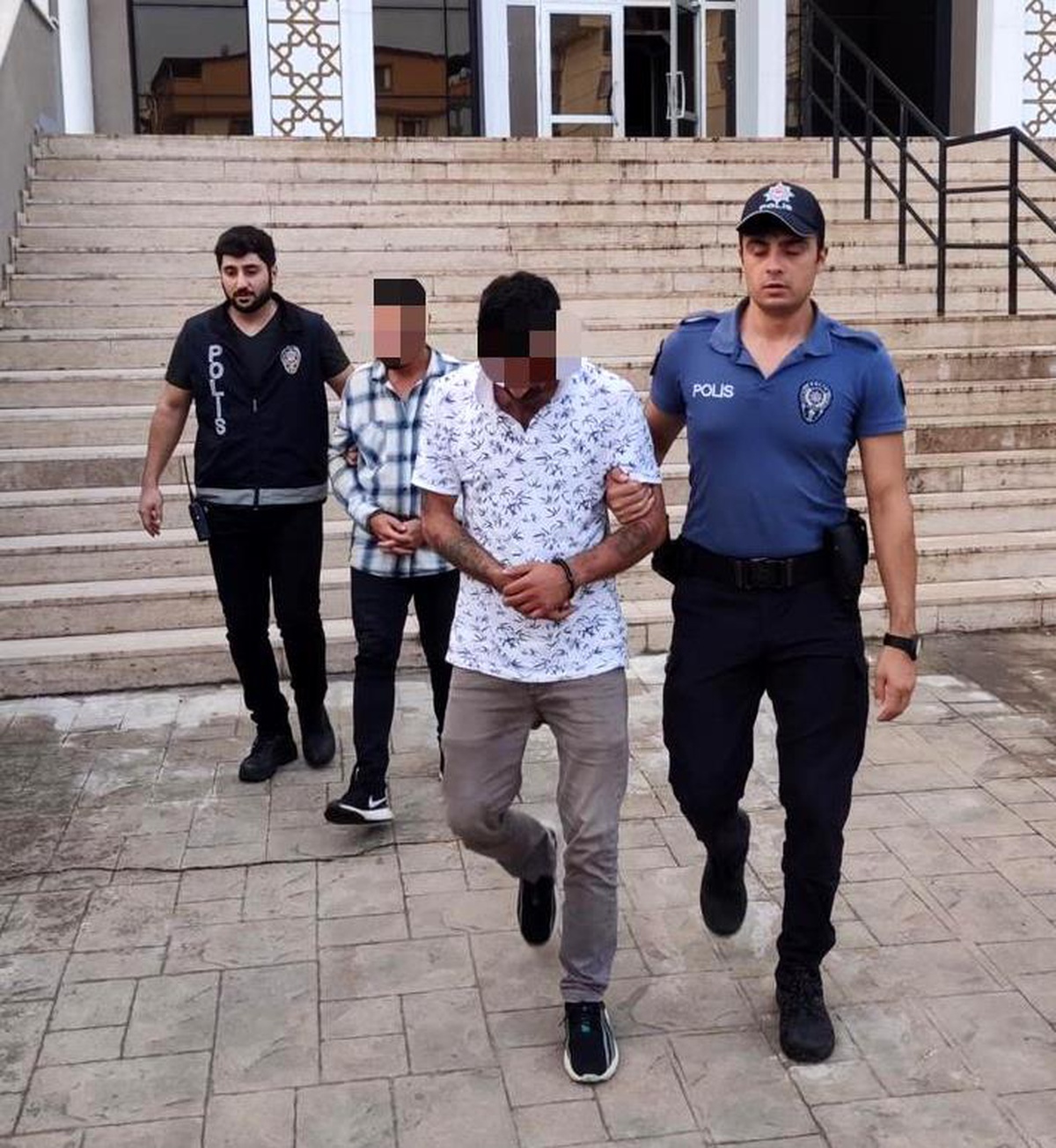 Kocaeli\'de tırdan mazot çalarken suçüstü yakalanan 2 şüpheli tutuklandı