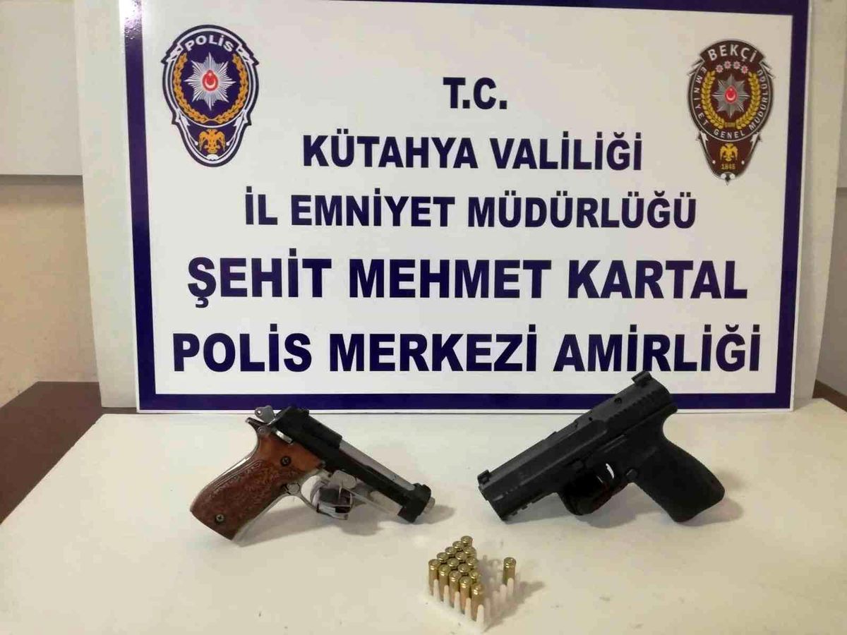 Kütahya\'da iki maganda silahlarıyla birlikte yakalandı