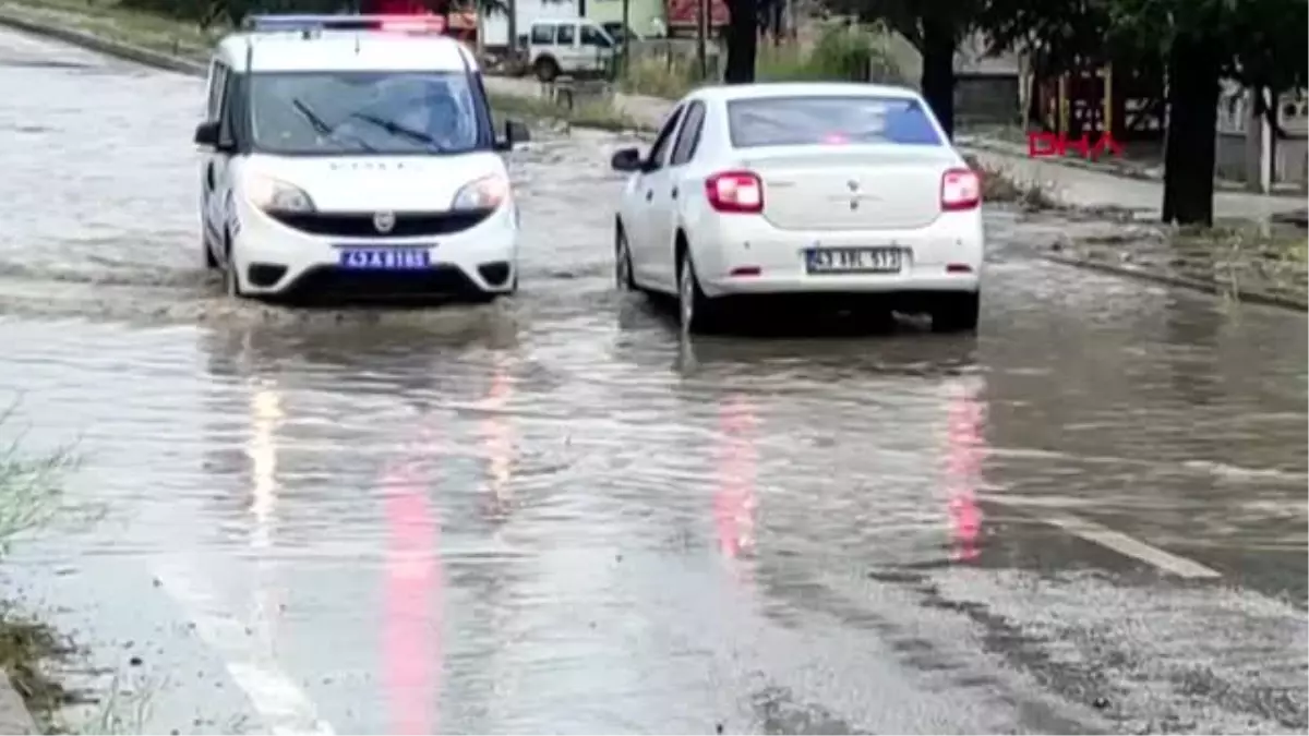 KÜTAHYA\'DA SAĞANAK; YOLLAR GÖLE DÖNDÜ, İŞ YERLERİNİ SU BASTI