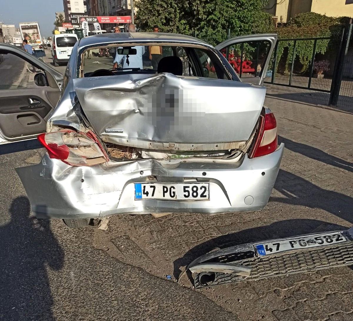 Mardin\'de 3 kişi hurdaya dönen araçtan şans eseri yaralı kurtuldu
