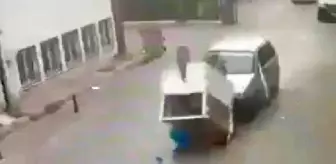 Muhallebici, otomobilin çarptığı seyyar arabasının altında kaldı