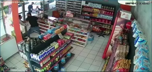 Elazığ'da akılalmaz görüntüler! Alışverişe gelen müşterilere sürekli bıçakla saldıran marketçi görenleri dehşete düşürdü