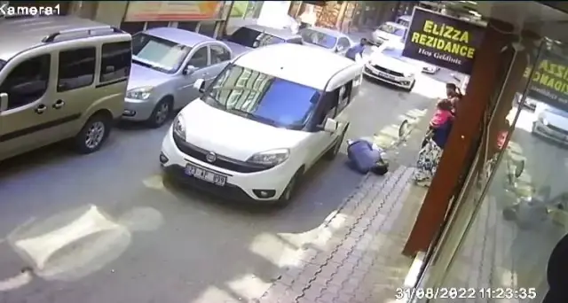 Elazığ'da akılalmaz görüntüler! Alışverişe gelen müşterilere sürekli bıçakla saldıran marketçi görenleri dehşete düşürdü