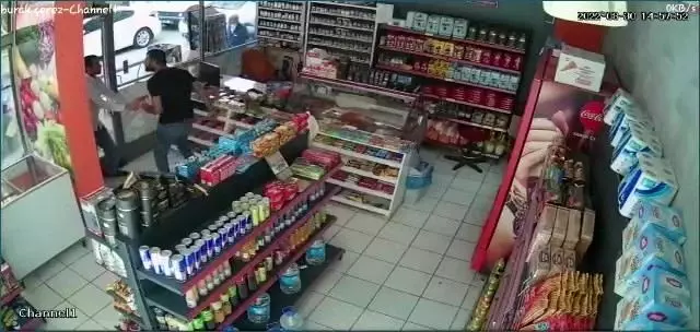 Elazığ'da akılalmaz görüntüler! Alışverişe gelen müşterilere sürekli bıçakla saldıran marketçi görenleri dehşete düşürdü