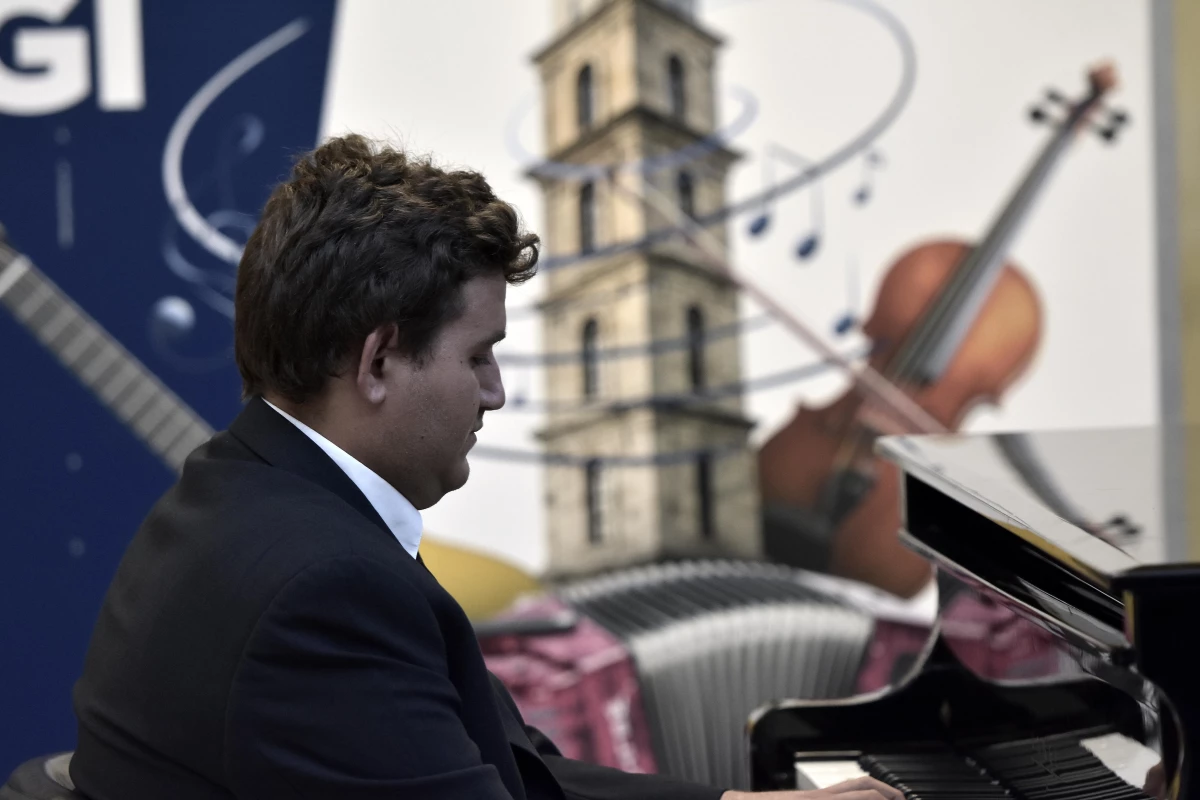 "Mutlak kulak" Hartavi Bursa\'da piyano resitali sundu