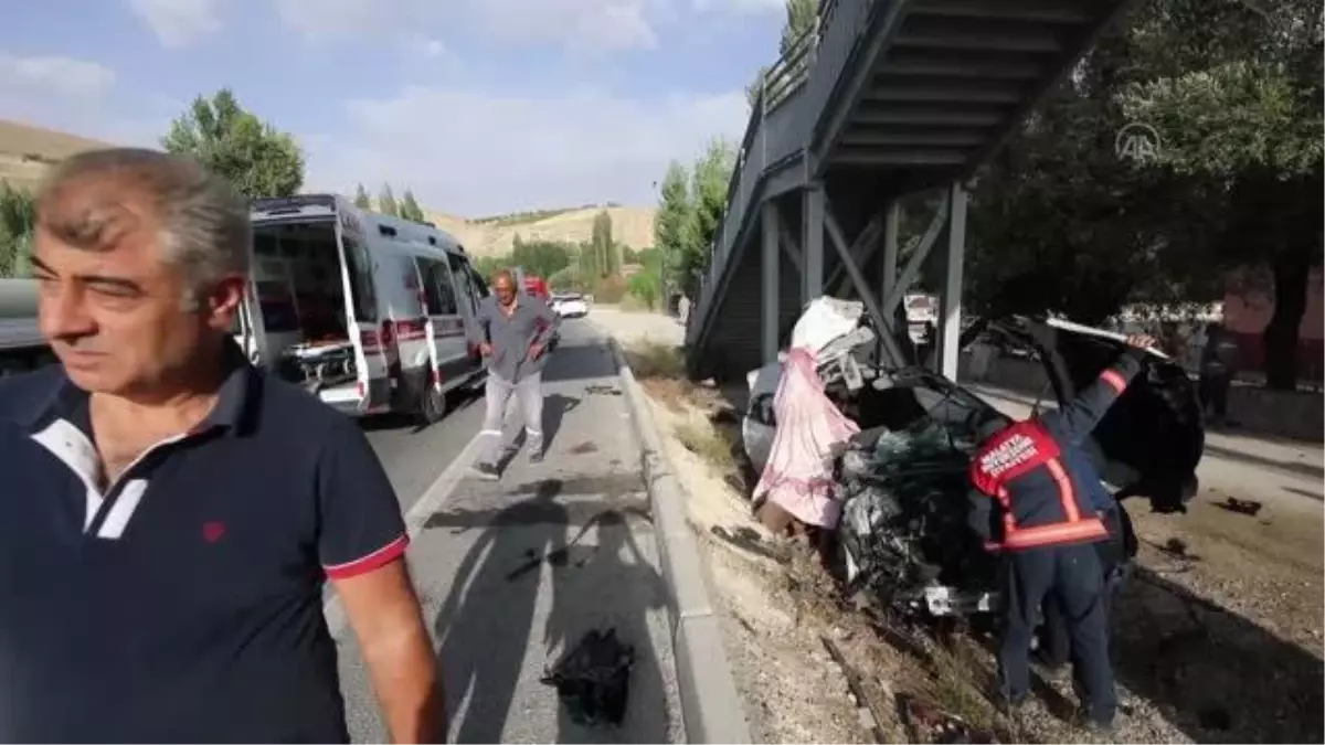 Malatya\'da otomobilin üst geçide çarptığı kazada 2 kişi öldü, 2 kişi yaralandı