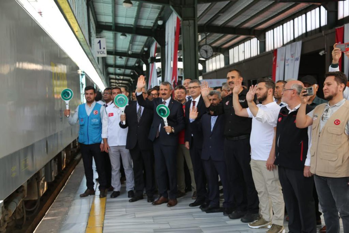 Pakistan\'a 500 ton yaşam malzemesi götüren 2. İyilik Treni yola çıktı