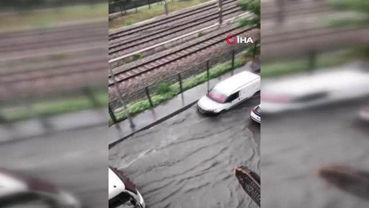 Küçükçekmece\'de sağanak yağış nedeniyle pazarın içindeki yol çöktü