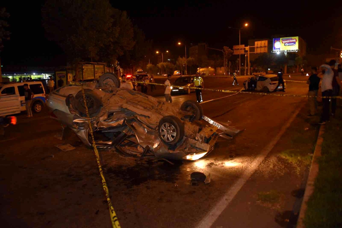 Şanlıurfa\'da 2 otomobil çarpıştı: 1 ölü, 4 yaralı