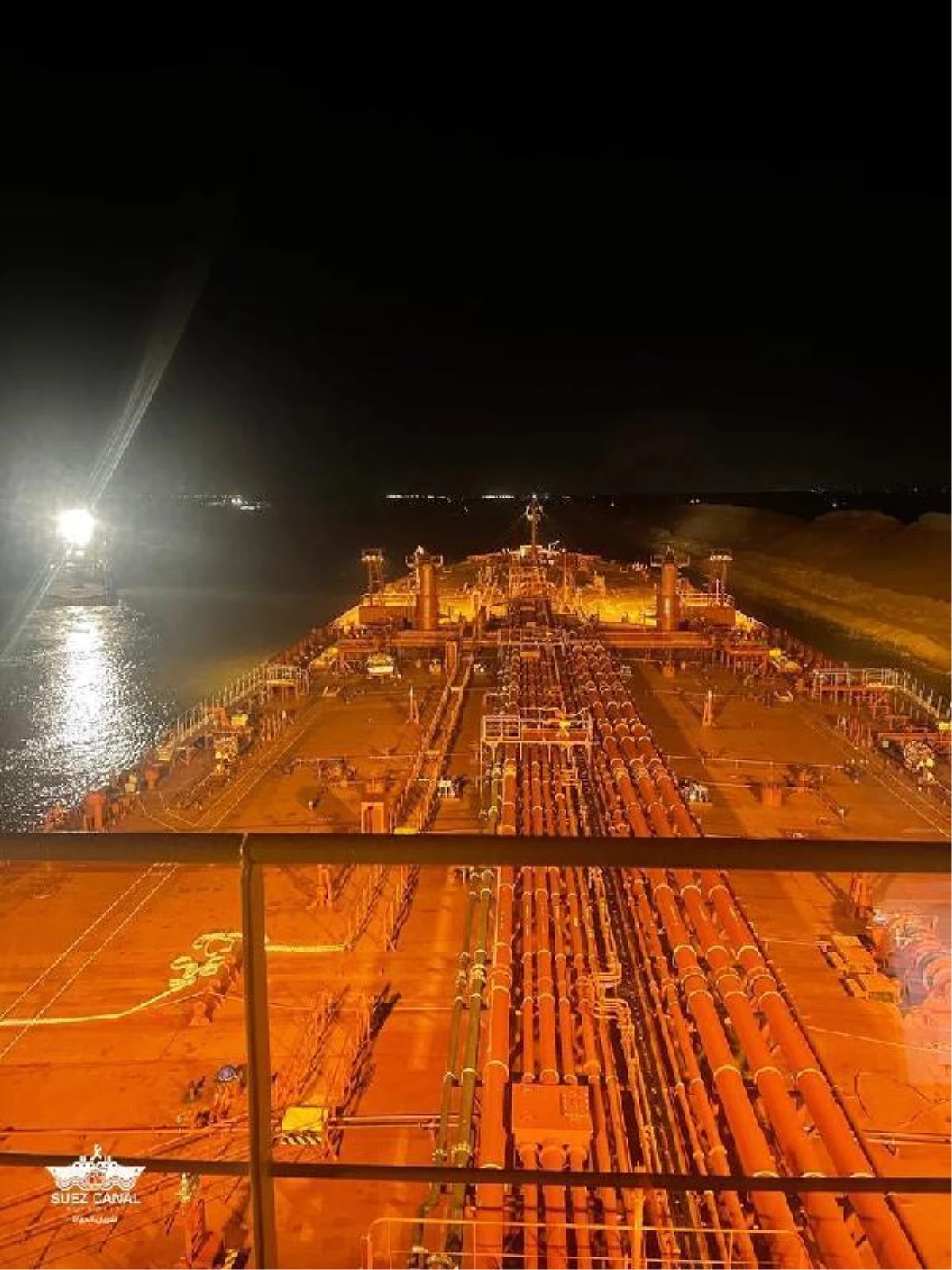 Süveyş Kanalı\'nı tıkayan 64 bin tonluk gemi saatler içinde kurtarıldı