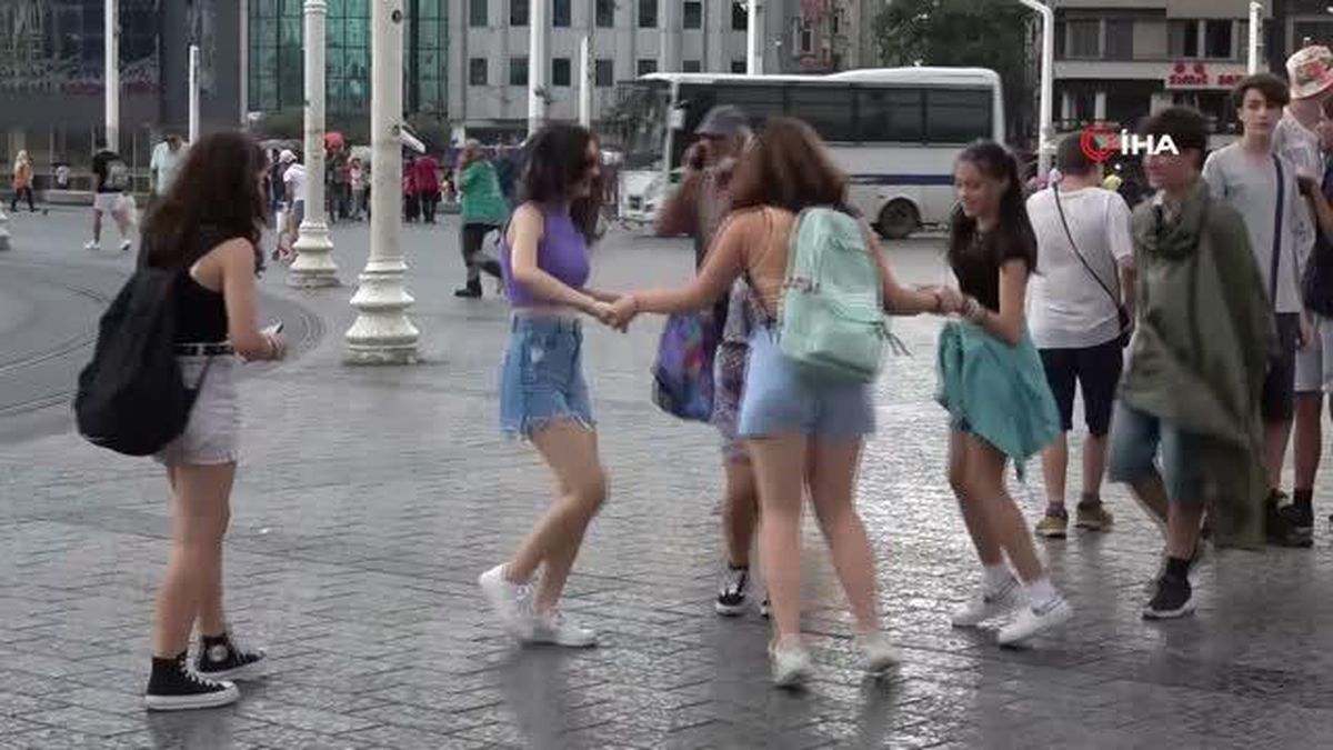 Taksim\'den ilginç yağmur görüntüsü: Bir anda dans etmeye başladılar