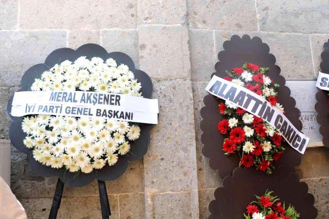 Tanju Çolak'ın babası hayatını kaybetti! Meral Akşener ve Alaattin Çakıcı cenazeye çelenk yolladı