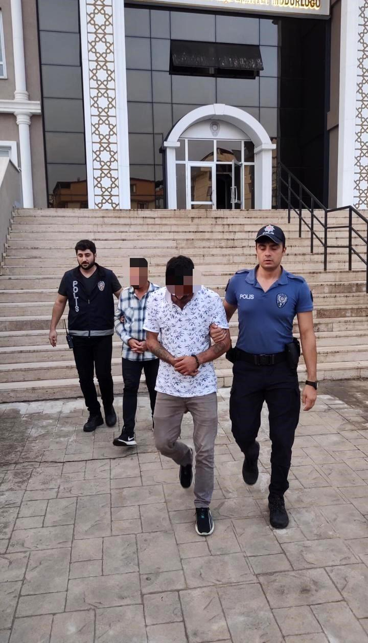 Tırdan mazot çalarken suçüstü yakalandılar