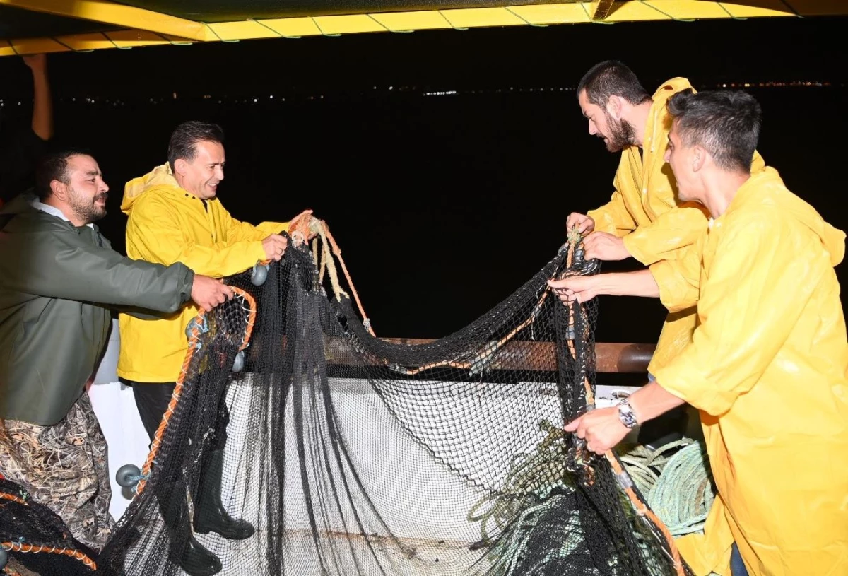 Tuzla\'da balıkçılar Belediye Başkanı Şadi Yazıcı eşliğinde ilk ağlarını denize bıraktı