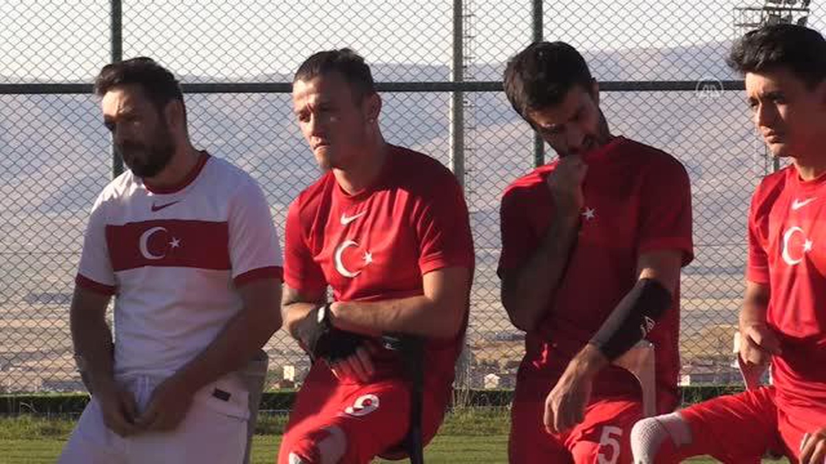Van depreminde ayağını kaybeden Okan Şahiner\'in milli futbolculuğa uzanan öyküsü