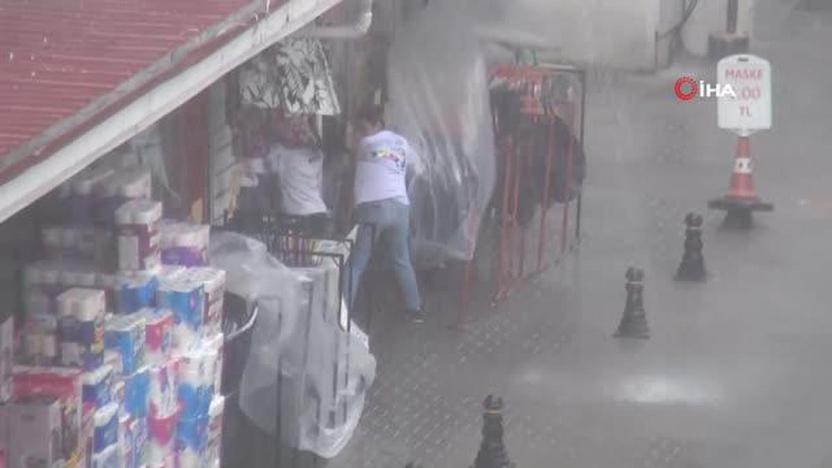 Yağmur pazar esnafını hazırlıksız yakaladı