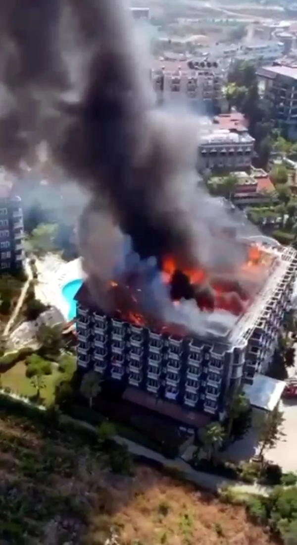 Alanya'da beş yıldızlı otelin çatısı alev alev yandı