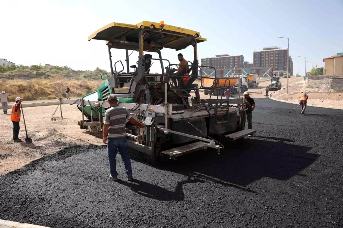 Altyapısı yenilenen cadde ve sokaklarda asfalt serimi yapıldı