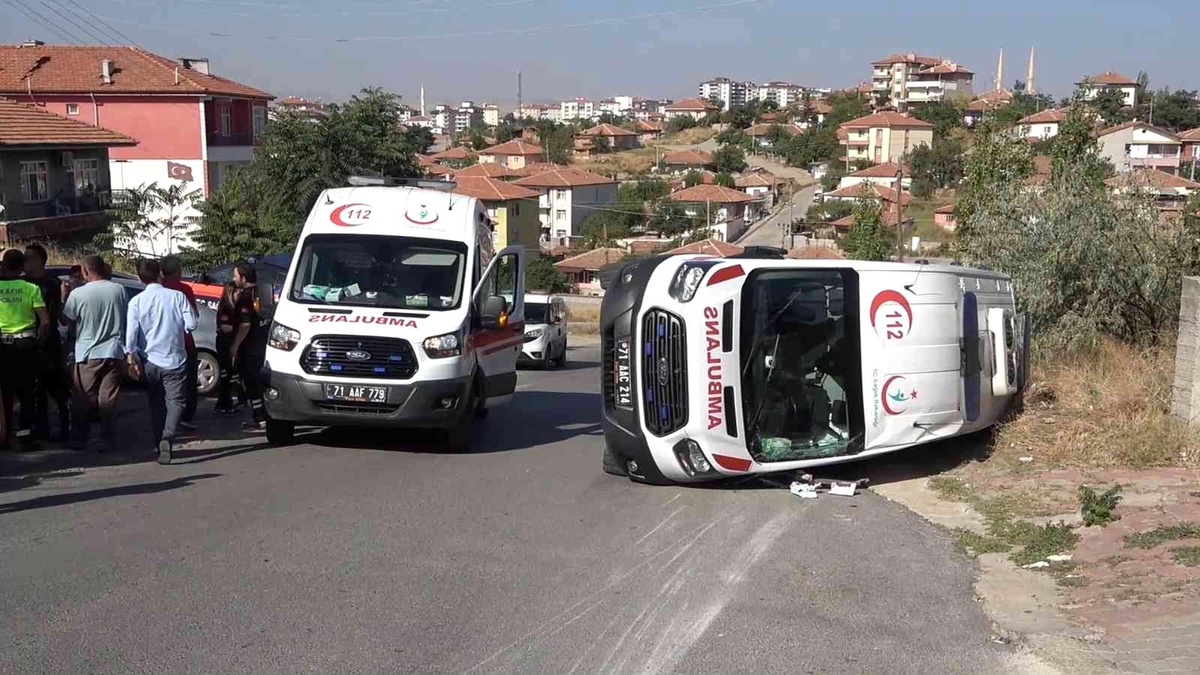 Ambulans ile otomobil çarpıştı: 3\'ü sağlıkçı, 4 yaralı