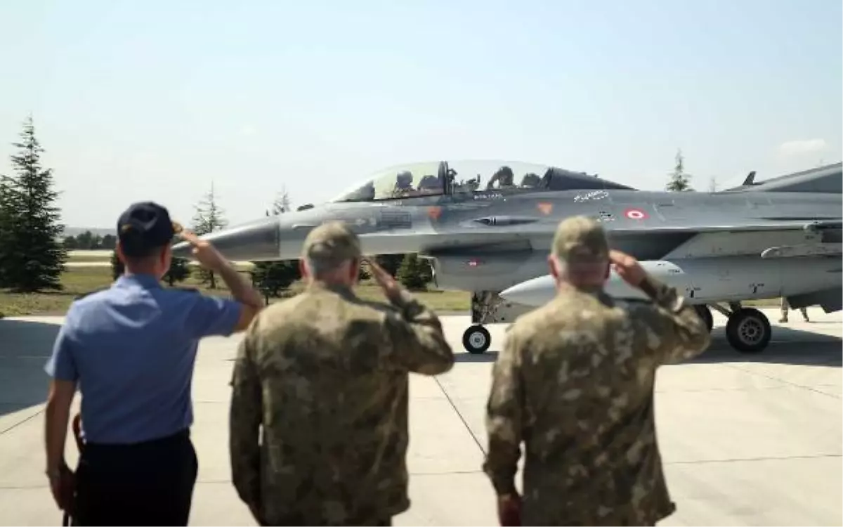 ESKİŞEHİR - Milli Savunma Bakanı Akar, F-16 kokpitinde
